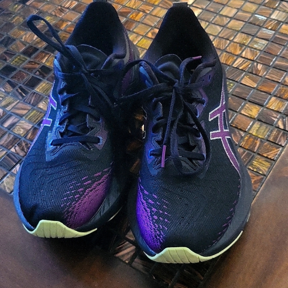 ASICS Novablast 4 Running Shoes Black Size 8.5 women worn a handful of times